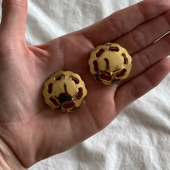 Vintage Signed Carita Paris Gold Flower Clip On Earrings - Picture 2 of 7